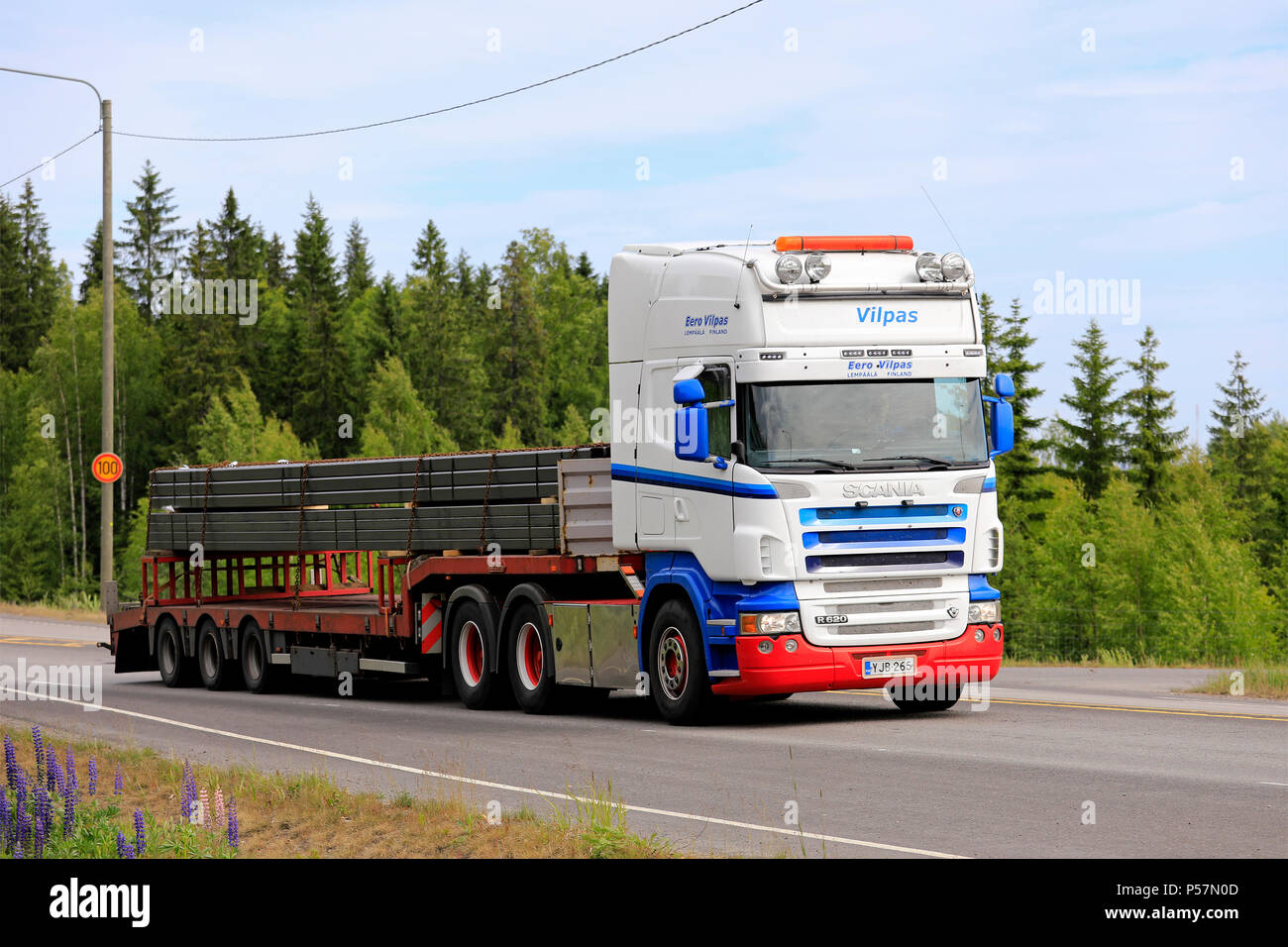 Scania R620 semi-remorque d'Eero Vilpas transporte une charge de structures d'acier le long de la Route 4 en été dans Hirvaskangas, Finlande - le 14 juin 2018. Banque D'Images