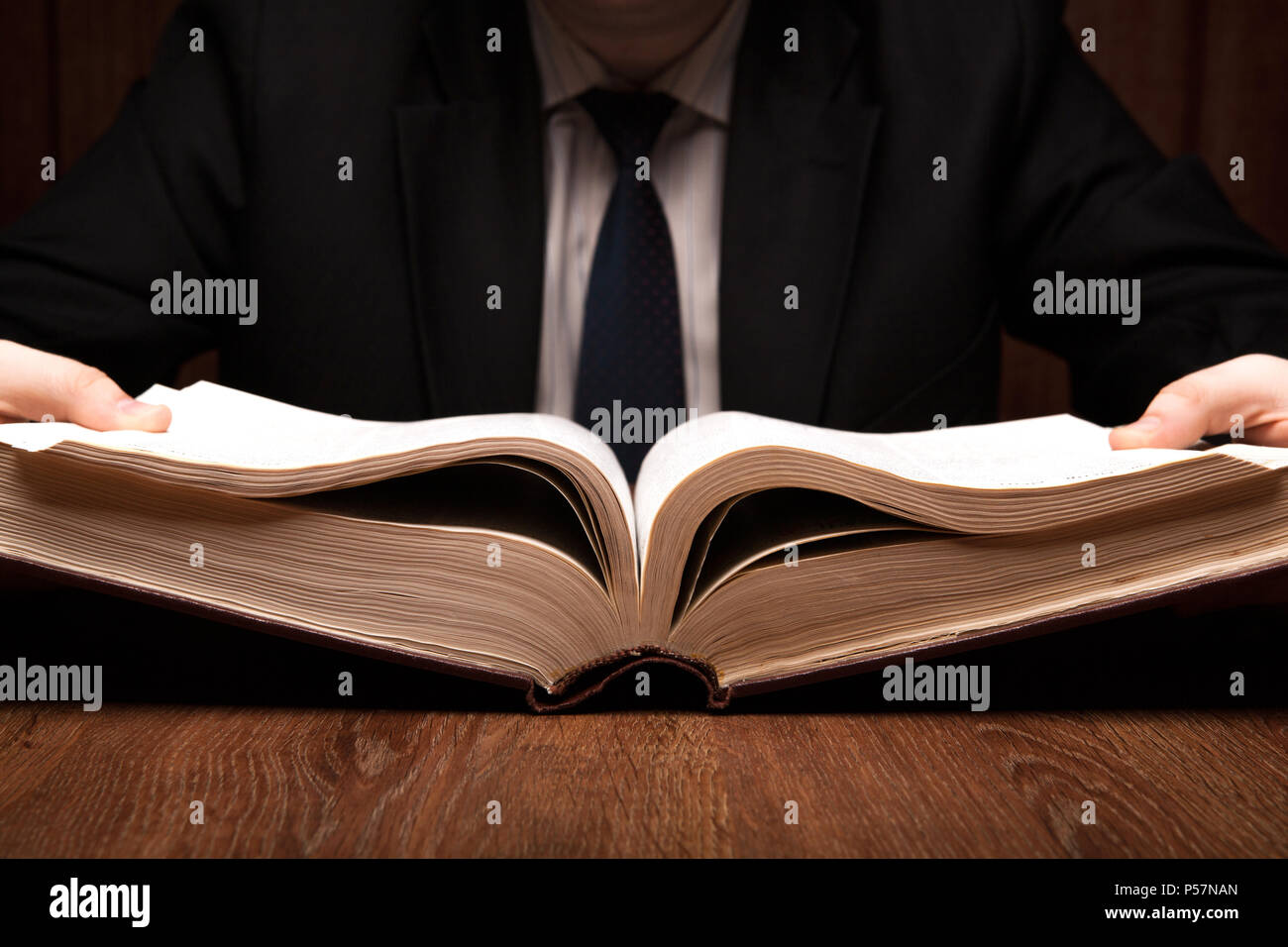 L'homme est à la recherche d'information dans le dictionnaire close up Banque D'Images