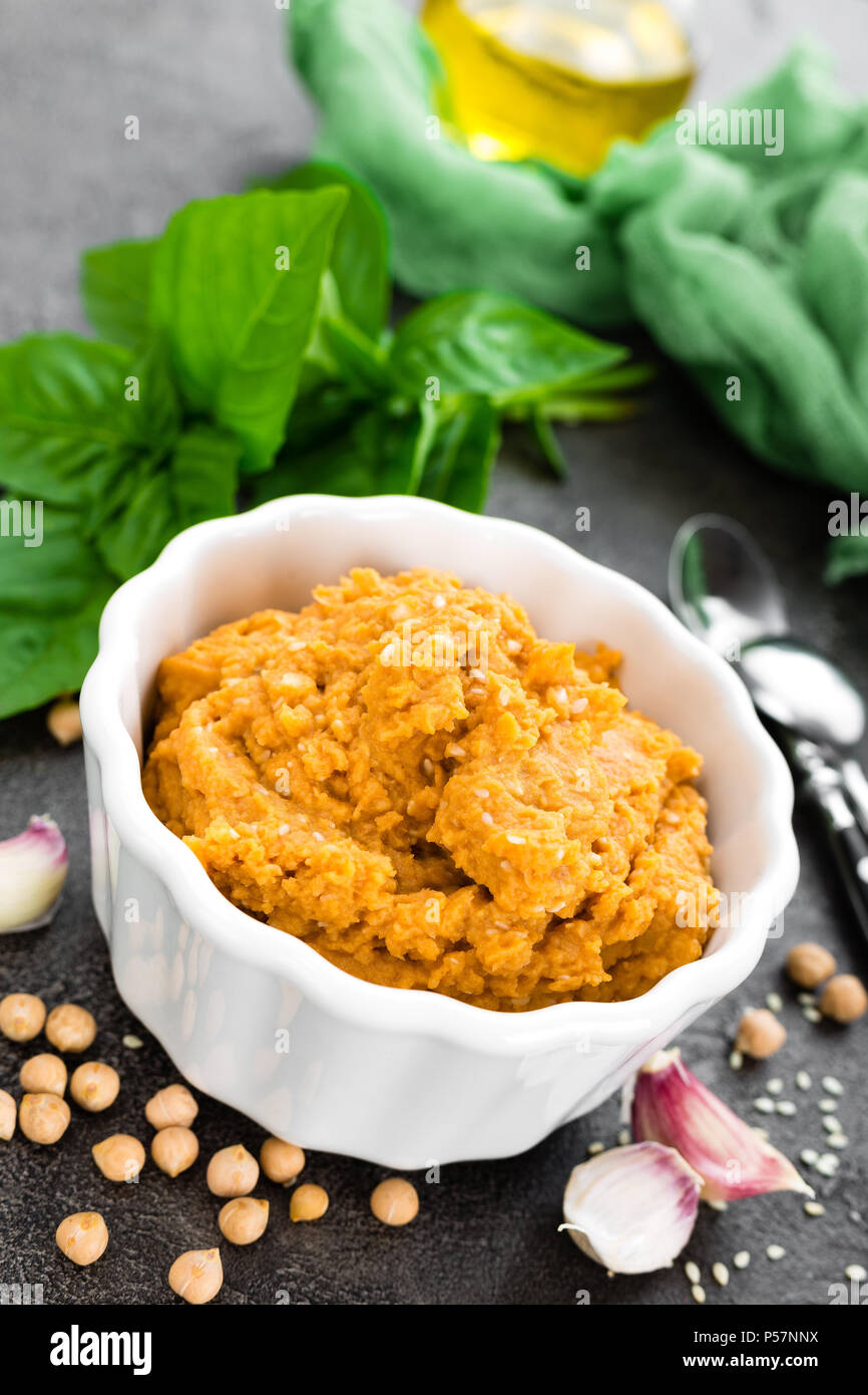 L'hoummos. L'hummus maison de paprika, sésame, sel, ail, le tahini, le jus de citron et d'huile d'olive. Houmous de pois chiches dans un bol Banque D'Images