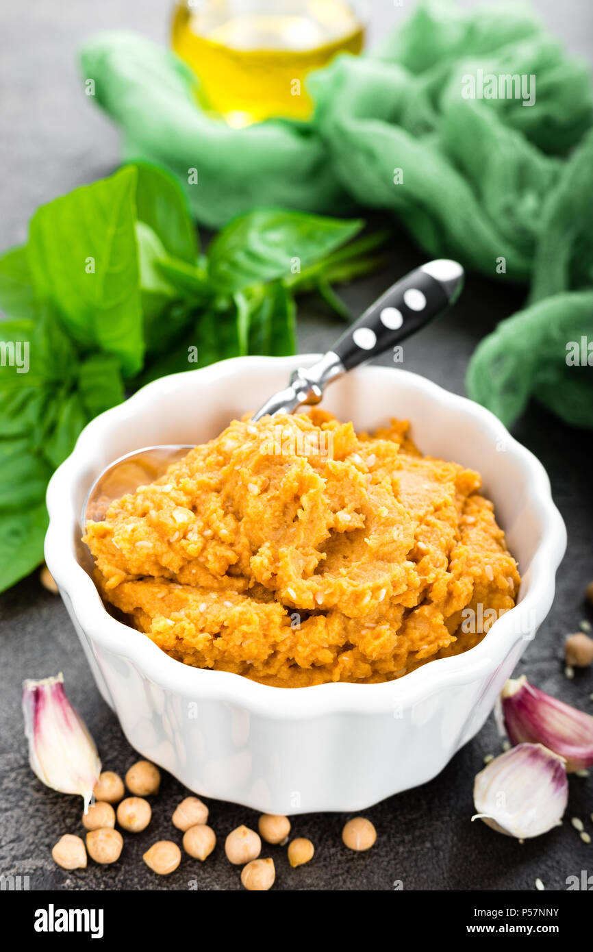 L'hoummos. L'hummus maison de paprika, sésame, sel, ail, le tahini, le jus de citron et d'huile d'olive. Houmous de pois chiches dans un bol Banque D'Images