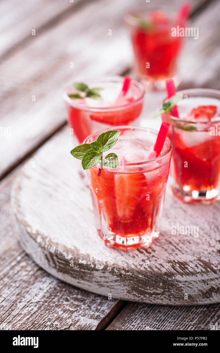 Fraîcheur d'un verre de limonade aux fraises Banque D'Images