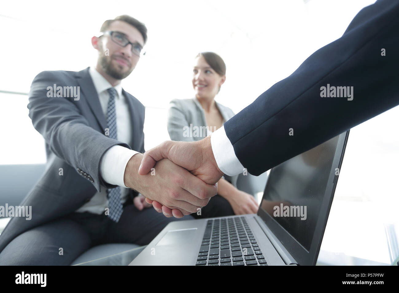 Poignée de collègues de confiance. Gros plan Banque D'Images