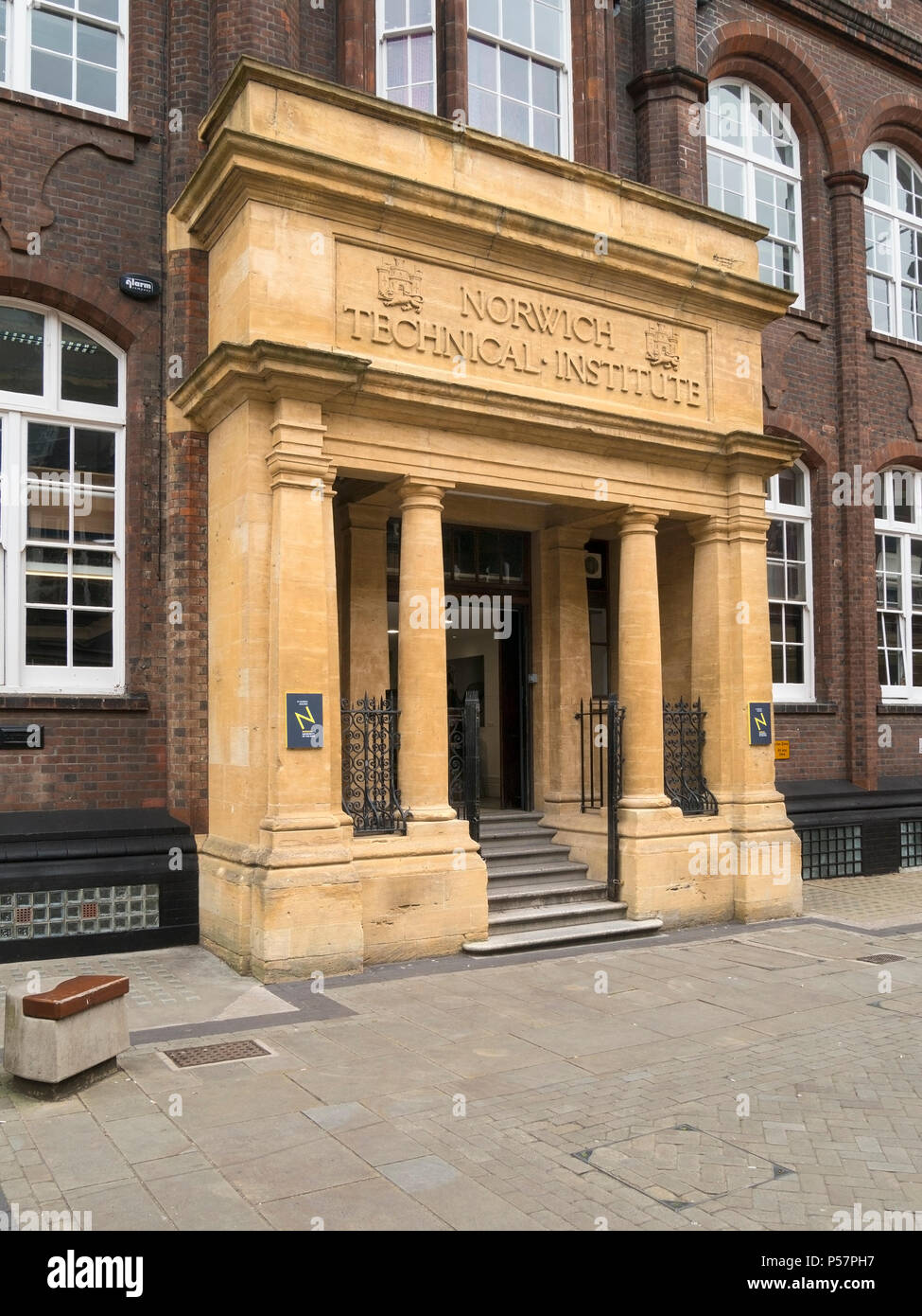 Porche en pierre ouvragée et entrée au bâtiment de l'Institut technique de Norwich (maintenant St George's Building, Norwich University of the Arts), Norwich, Angleterre. Banque D'Images