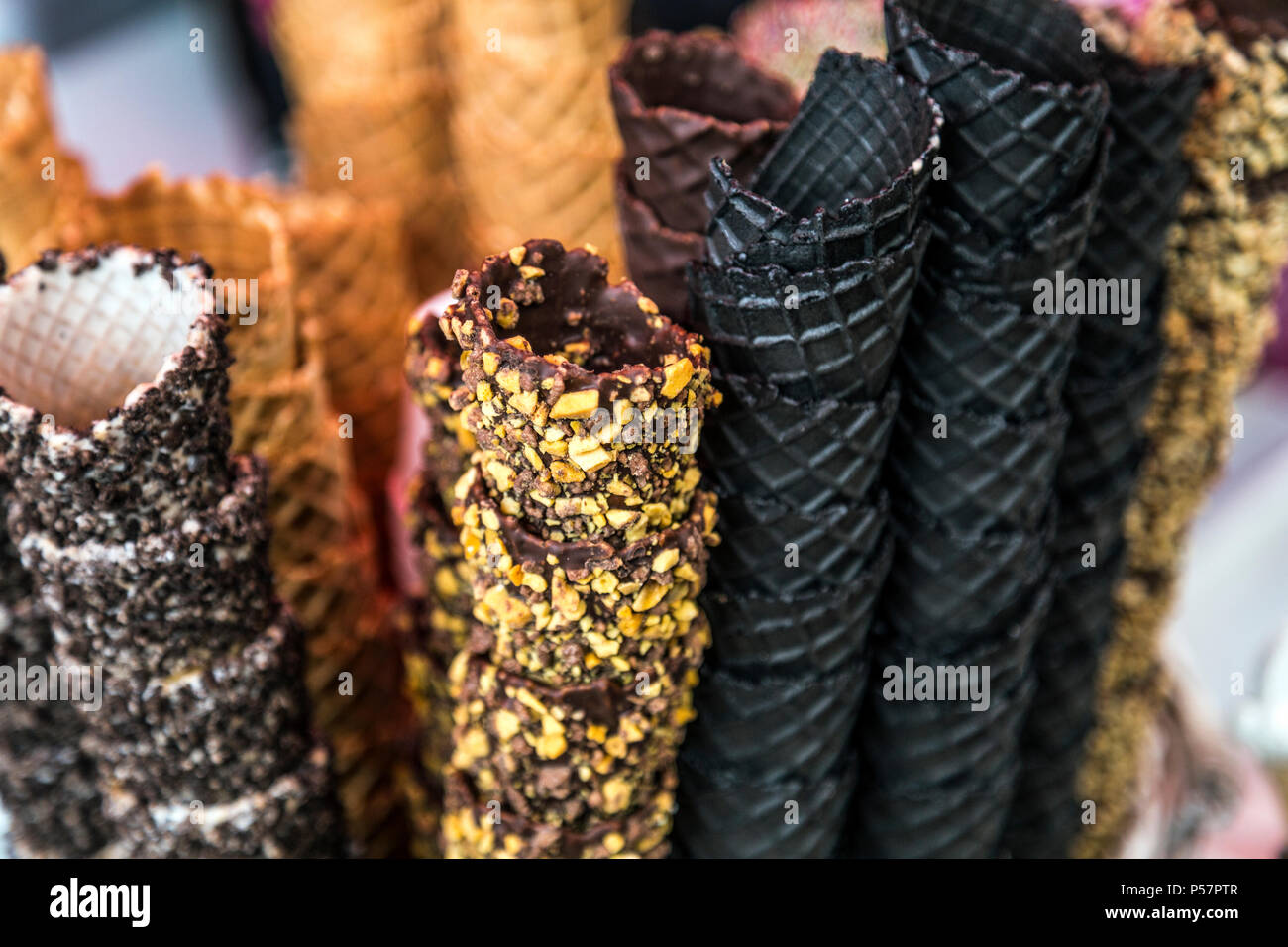 Une sélection de cornets à crème glacée à un marché alimentaire (marché de Greenwich, London, UK) Banque D'Images