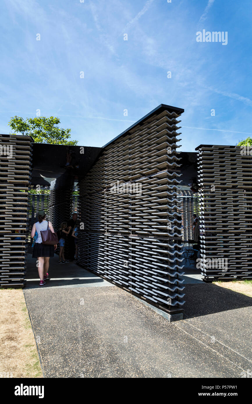 La serpentine Pavilion 2018 conçu par Frida Escobedo dans Hyde Park, Londres, UK Banque D'Images