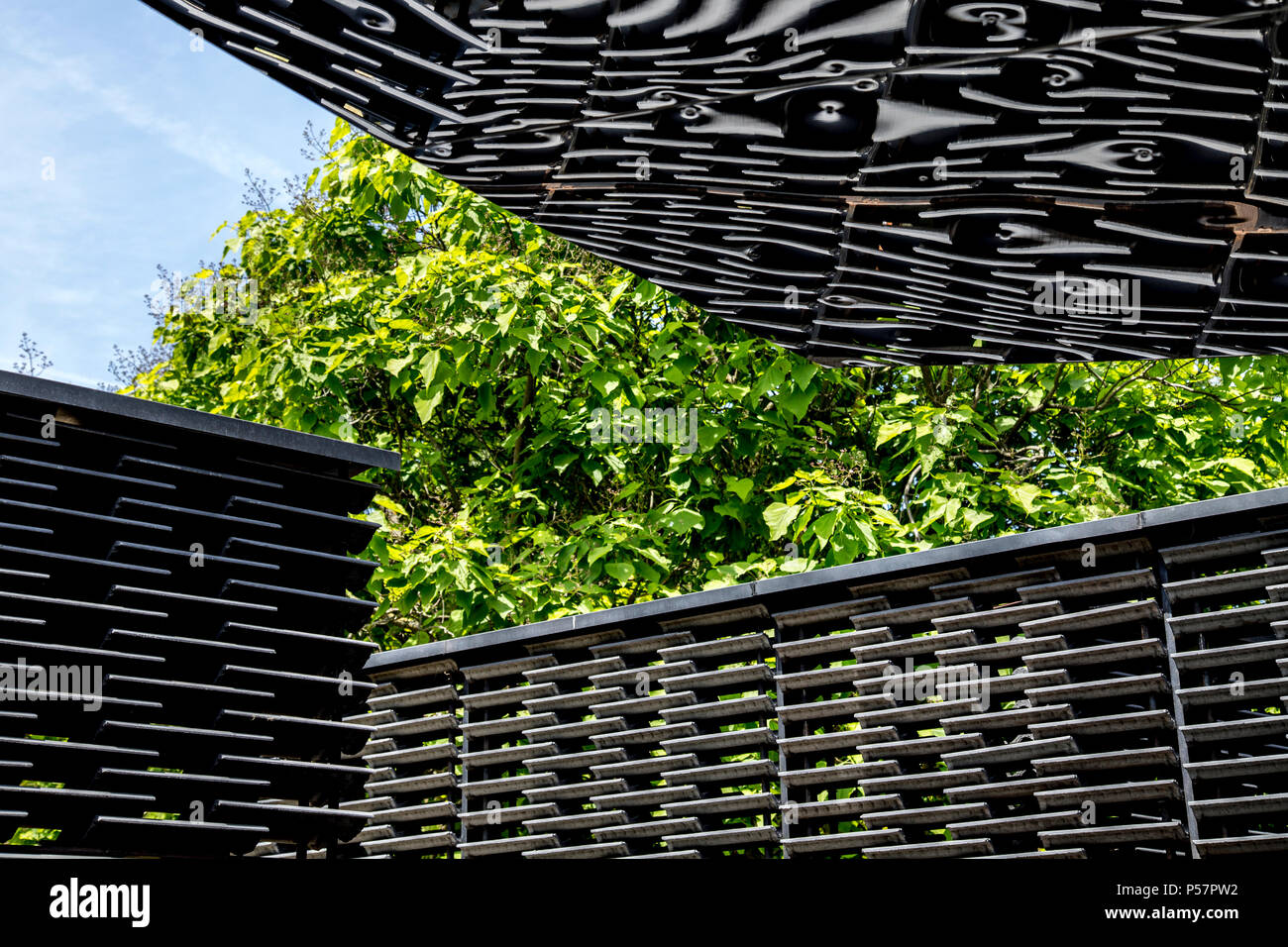 La serpentine Pavilion 2018 conçu par Frida Escobedo dans Hyde Park, Londres, UK Banque D'Images