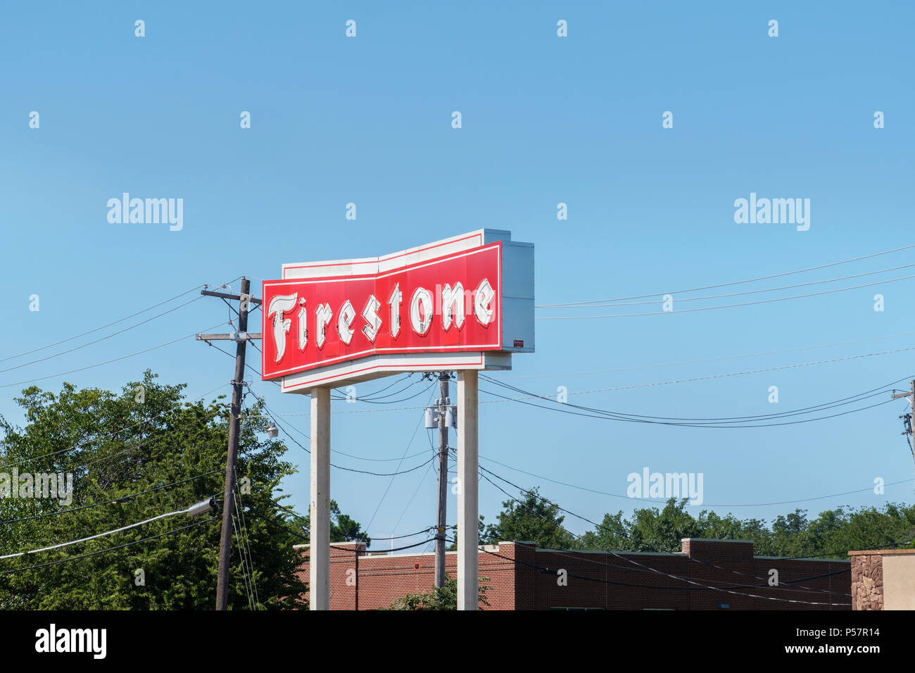 Un pôle Firestone against a blue sky with copy space à Norman, Oklahoma, USA. Banque D'Images