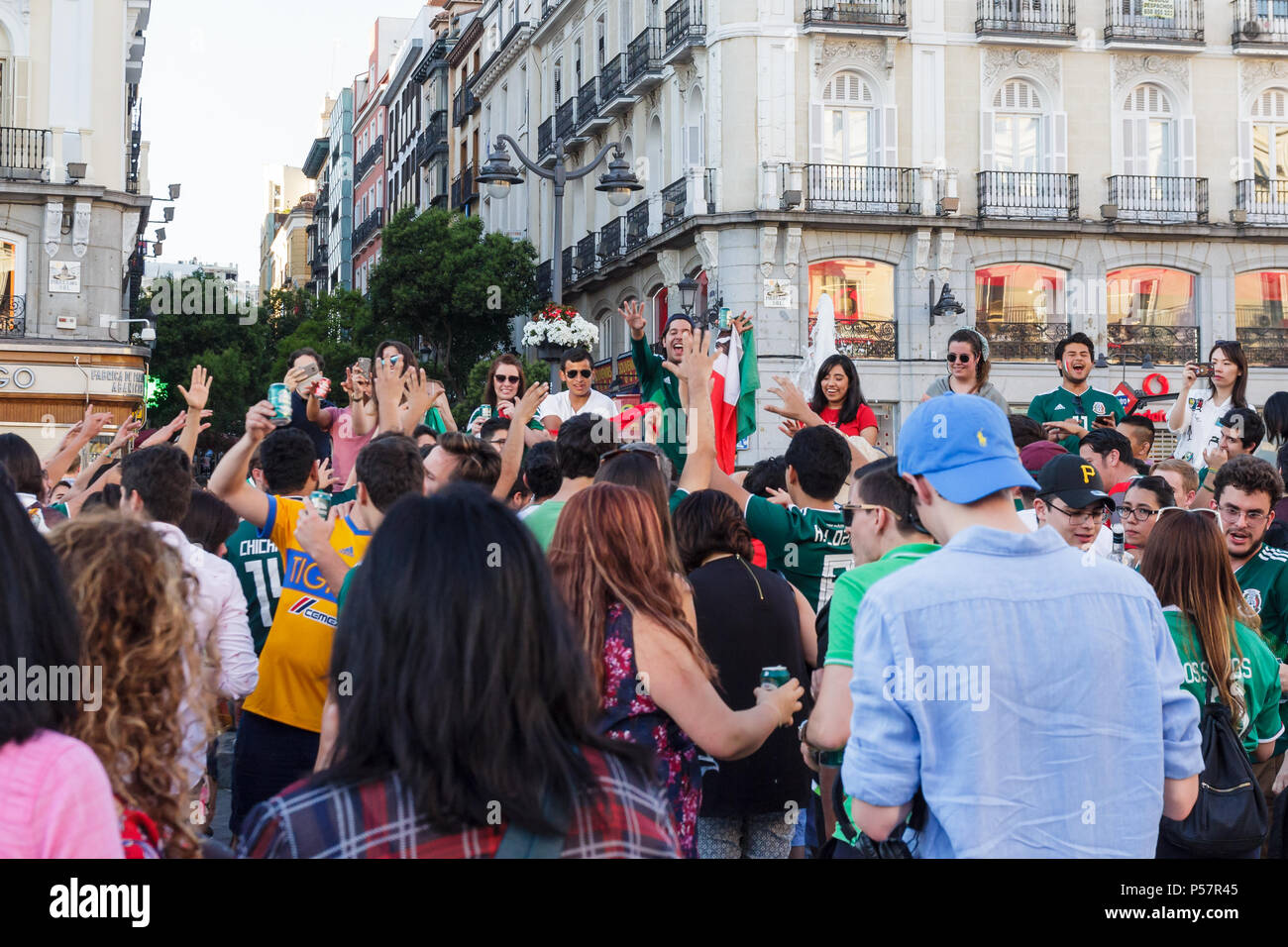 Madrid, Espagne - 17 juin 2018 : Fête des fans de football mexicain 1:0 victoire sur l'Allemagne sur la Plaza del Sol Banque D'Images