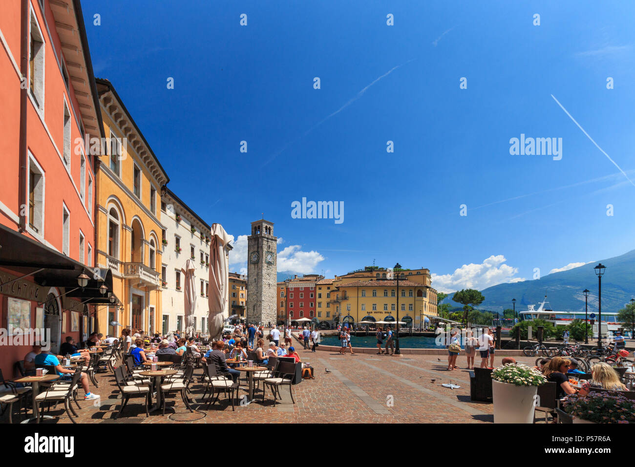 Riva del Garda, Italie - 25 mai 2017 : la vieille ville et de la place Piazza III Novembre à rive nord du lac de Garde sur une journée ensoleillée au printemps Banque D'Images