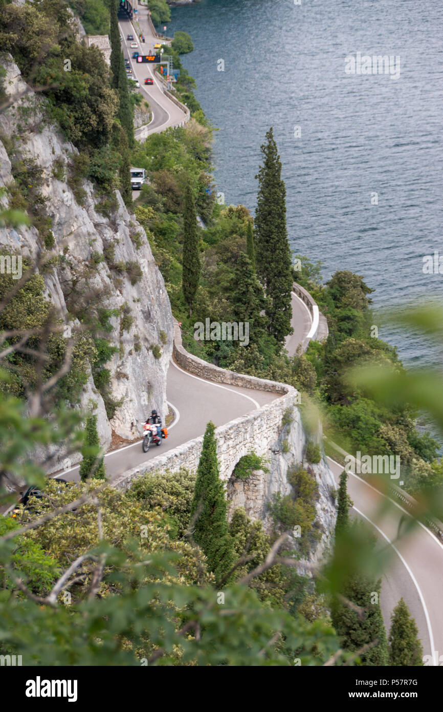 Tremosine - 25 mai 2017 : Gardesana Occidentale est une magnifique route le long de la rive ouest du lac de garde dans la province italienne de Lombardie Banque D'Images