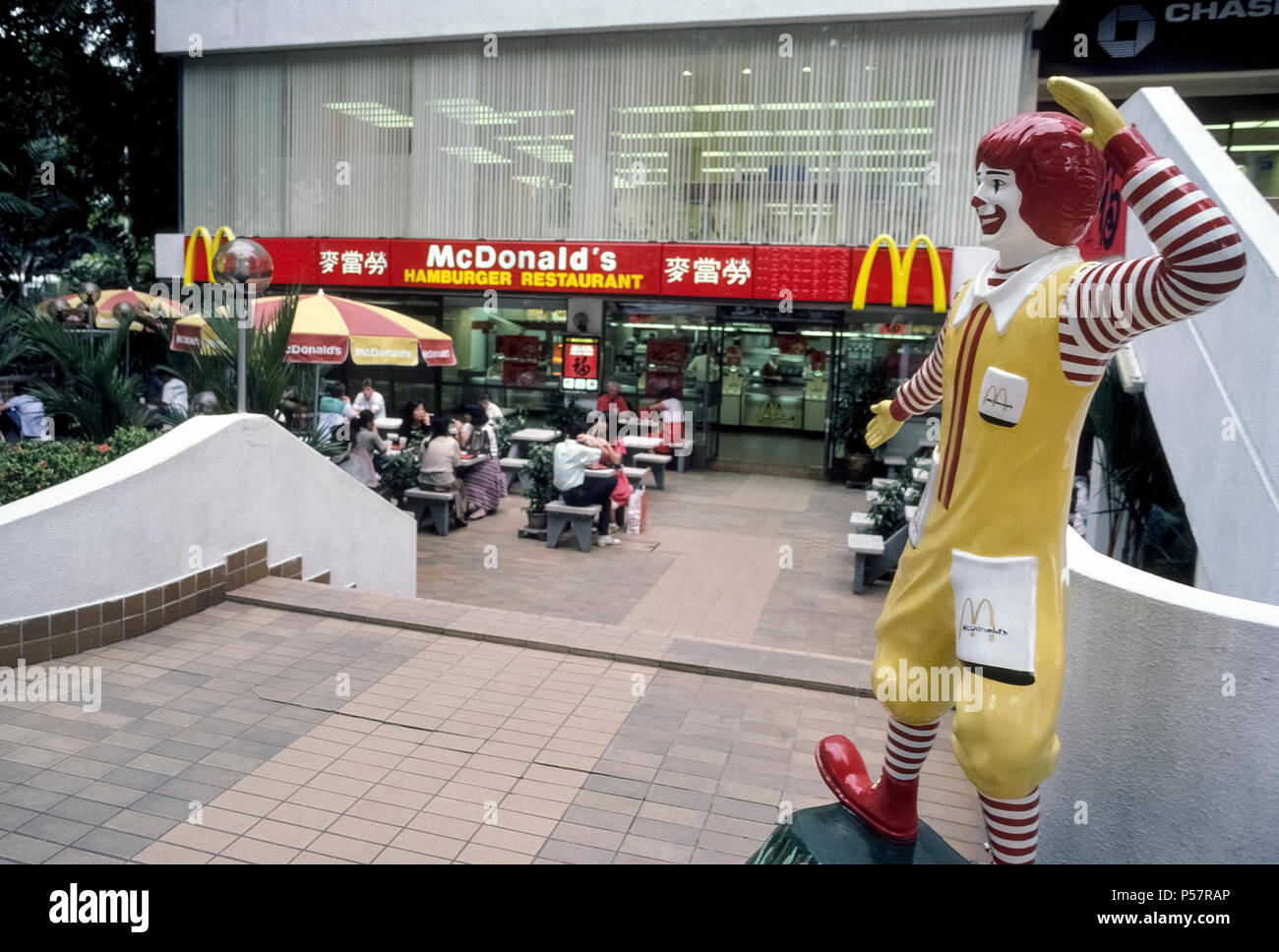 Ronald McDonald, le clown rousse iconique qui est le célèbre symbole de la publicité pour une chaîne de restauration rapide dans le monde entier, accueille les gens affamés à un restaurant McDonald's à Singapour en Asie du sud-est. C'est l'un des sept sites de la chaîne le long de la rue commerçante à la mode d'Orchard Road. Ronald a été introduite comme la mascotte de la compagnie américaine en 1963 et maintenant sourit à diners à plus de 35 000 restaurants McDonald's dans plus de 100 pays. Banque D'Images