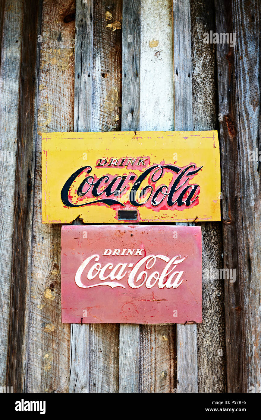 Ancienne vintage ou les panneaux publicitaires Coca-Cola cloué sur le côté d'un vieux chalet en bois dans les régions rurales de l'Alabama. Banque D'Images