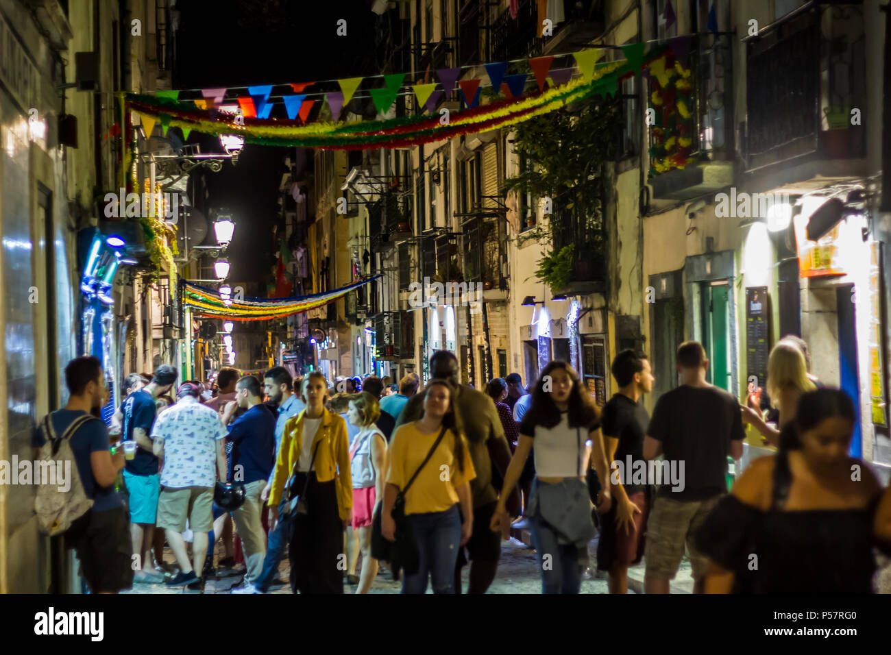 Les gens dans la rue de Lisbonne au cours de saints populaires festival Banque D'Images