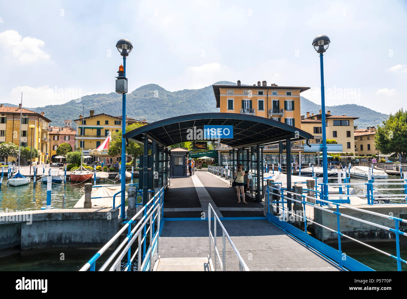 Station de ferry sur le lac d'Iseo (Lago d'Iseo) dans la ville d'Iseo, Lombardie, Italie. Vue de la ville de la jetée. Iseo est une célèbre station balnéaire italienne Banque D'Images