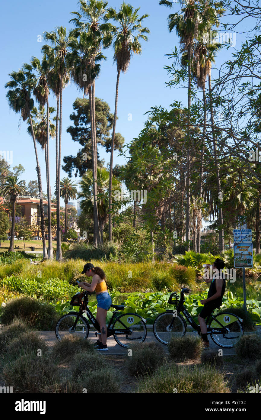 Un couple de randonnée à bicyclette Echo Park à Los Angeles, CA Photo Stock  - Alamy