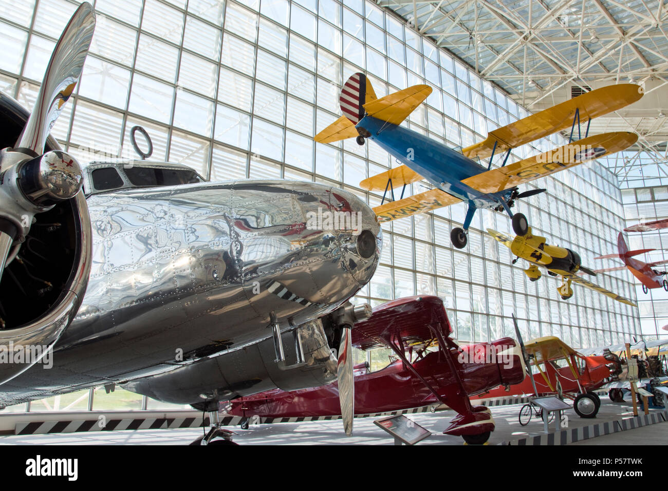 Un North American P-13A Kaydet est suspendu au-dessus d'un modèle 10 1935 Lockheed Electra-E (à gauche), le type utilisé par Amelia Earhart, au Musée de l'aviation, Seattle, WA Banque D'Images