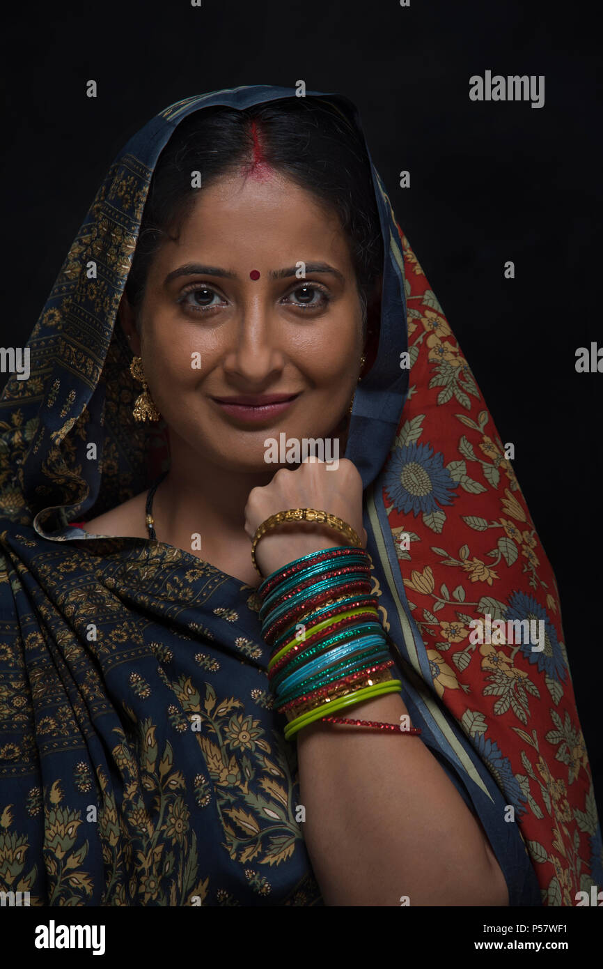 Close-up of woman in rural indien sari Banque D'Images