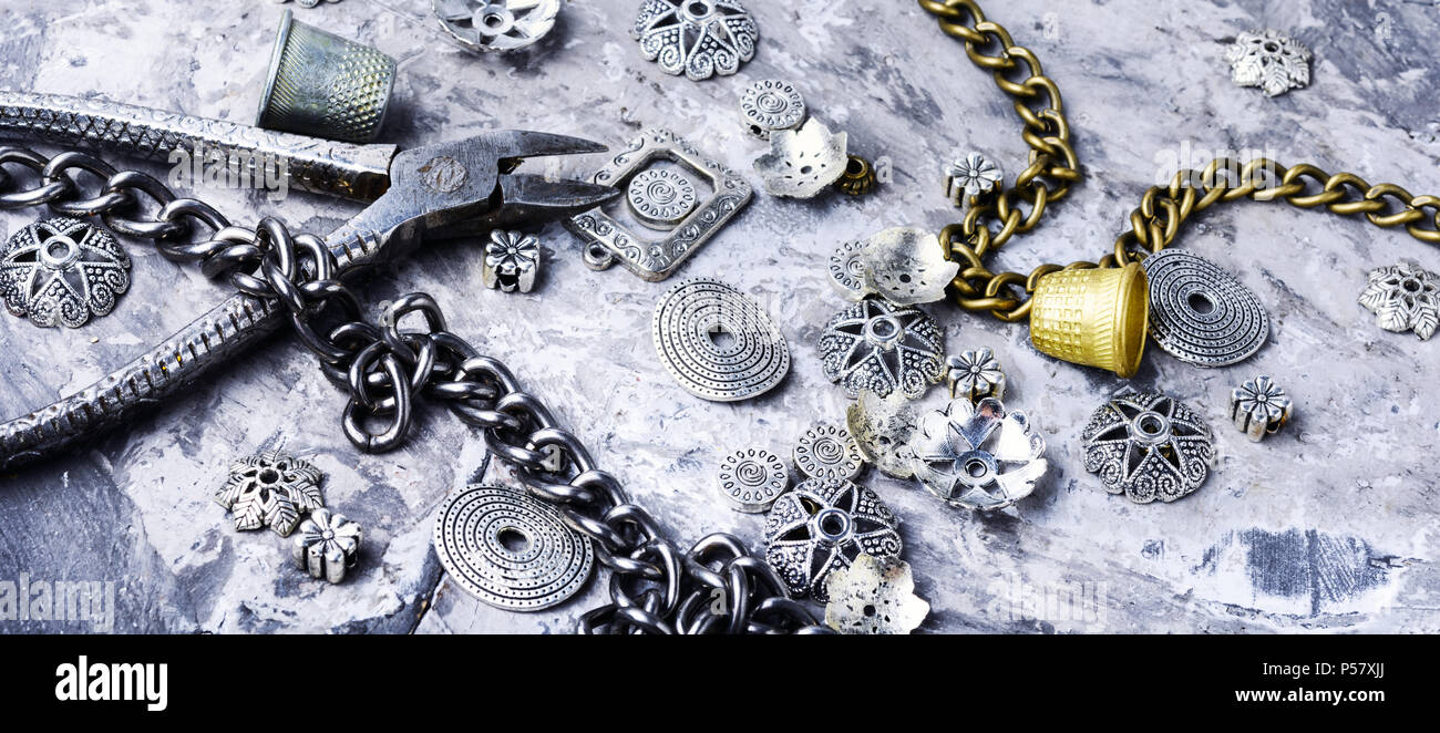 Femelle élégant bijoux faits de chaînes, de perles et de pendentifs.Design et bijouterie Banque D'Images