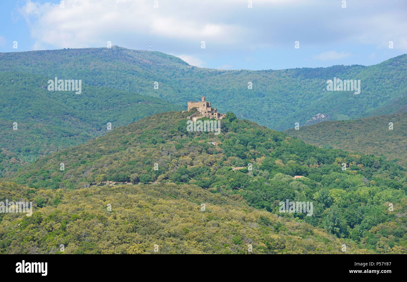 Le château de Requesens sur le sommet de la colline, le pic Neulos en arrière-plan, massif de l'Albera, la Jonquera, Alt Emporda, Gérone, Catalogne, Espagne Banque D'Images