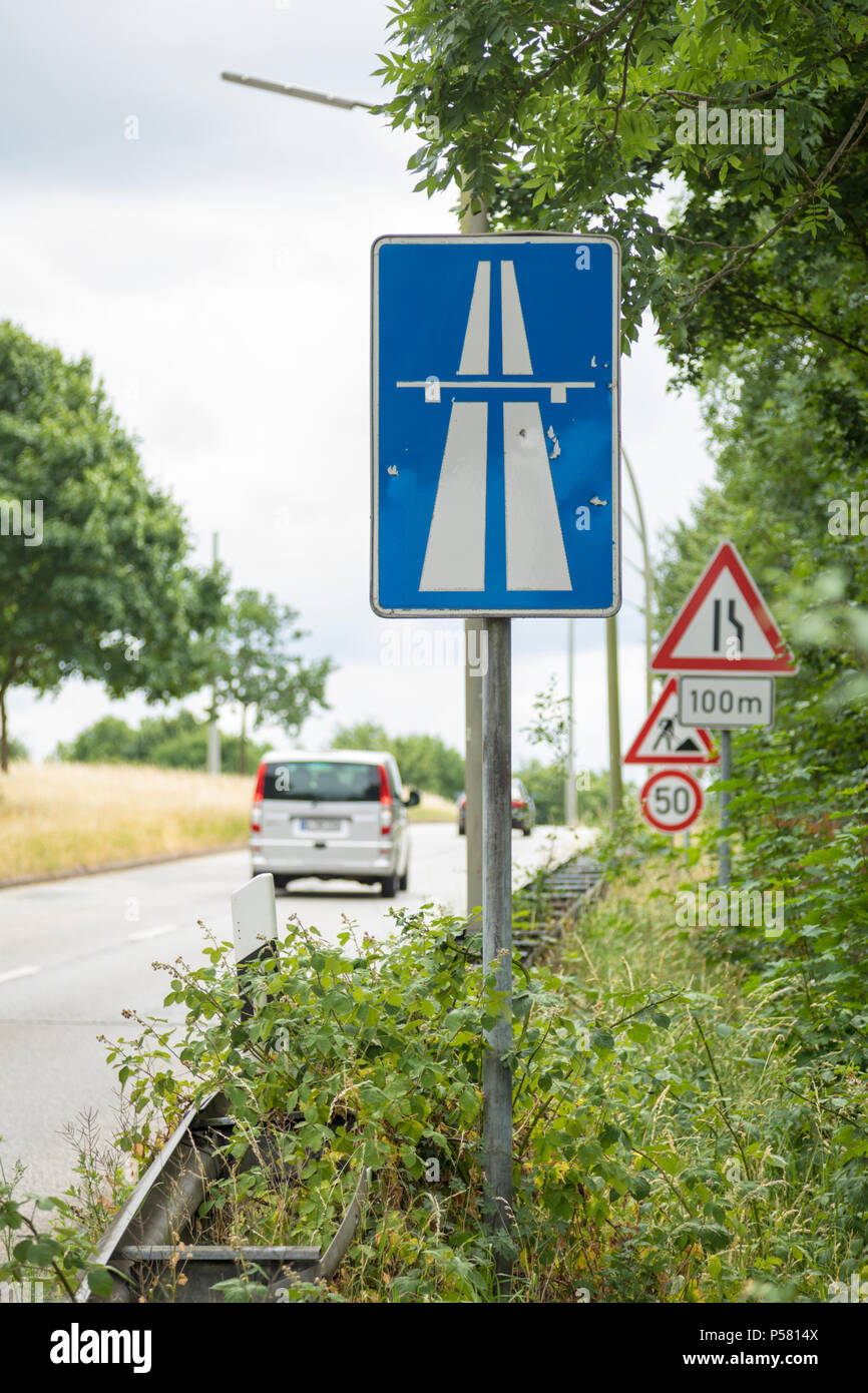 La rampe d'autoroute et de la signalisation routière à l'autoroute allemande Banque D'Images