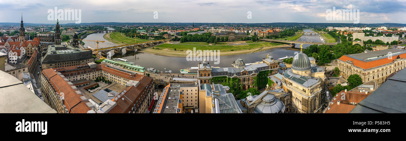 Dresde, Allemagne - le 23 mai 2018 : Ville de Dresde comme vu à partir de la plate-forme d'observation Frauenkirche. Banque D'Images