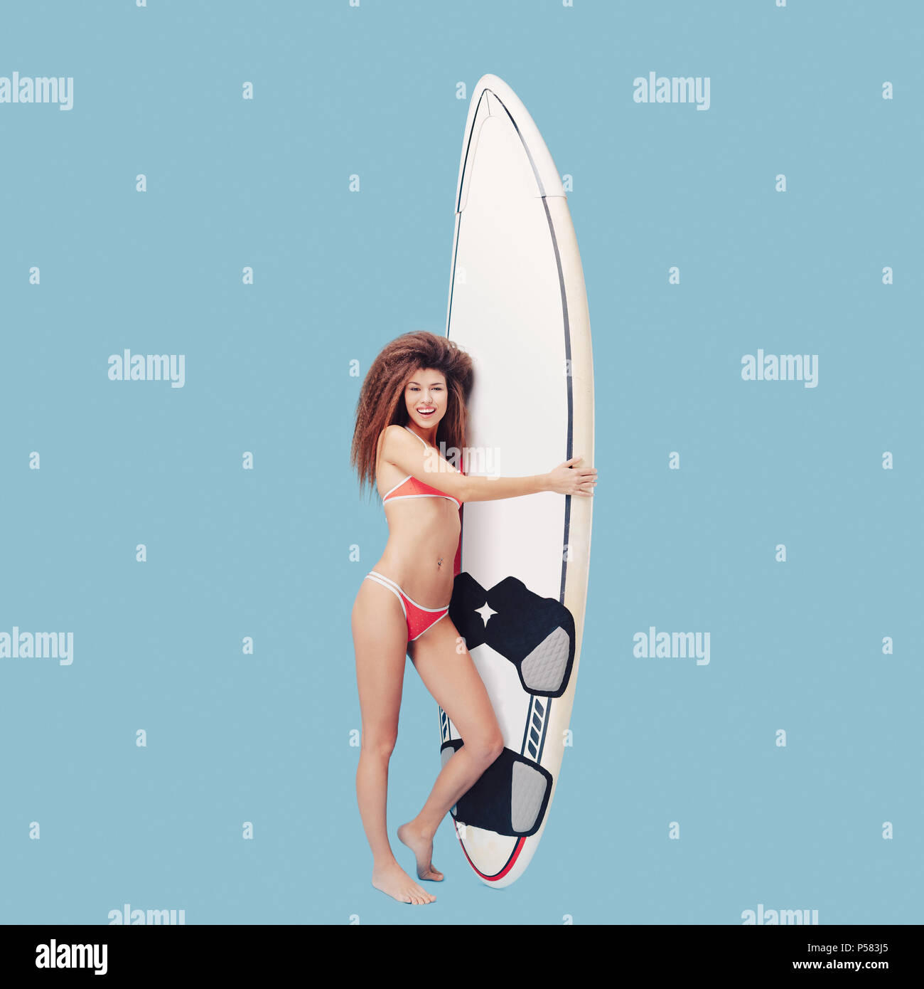 Profiter de la vie surfer girl Banque D'Images