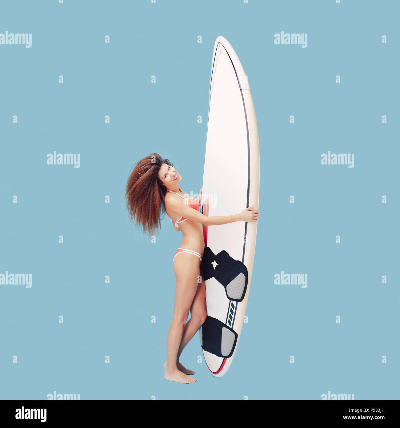 Profiter de la vie surfer girl Banque D'Images