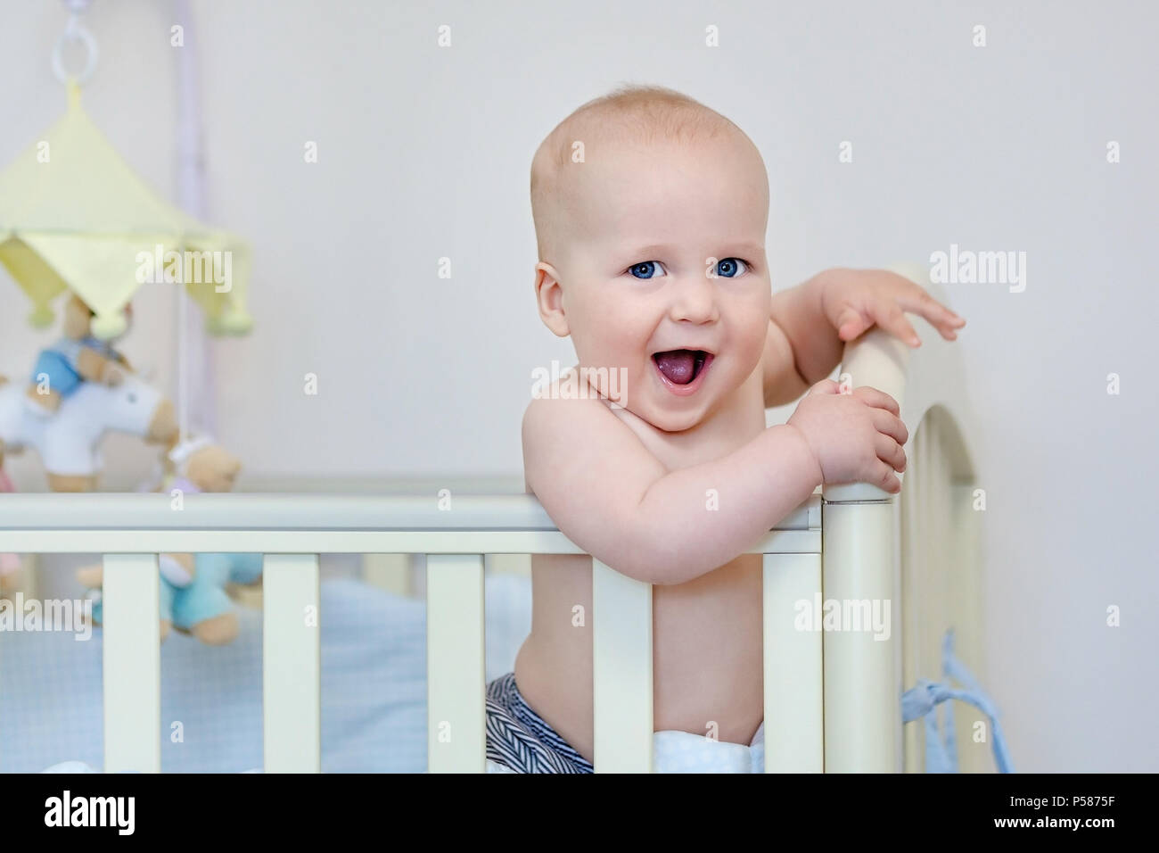 Peu Drole Garcon Debout Dans Lit Bebe Et Rire Smiling Adorable Enfant Sur Pieds Dans Le Parc Portrait Enfant A La Pepiniere Enfance Heureuse Concept Photo Stock Alamy Peu Drole Garcon Debout Dans Lit Bebe Et Rire Smiling Adorable Enfant Sur Pieds Dans Le Parc Portrait Enfant A La Pepiniere Enfance Heureuse Concept Photo Stock Alamy