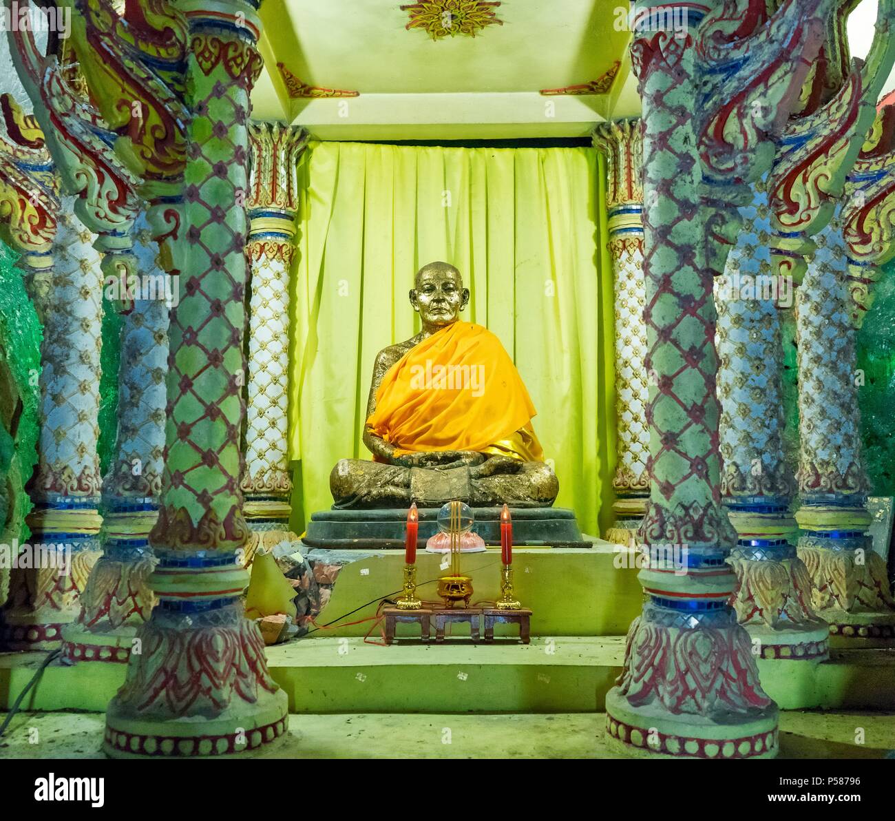 Statue Moine au temple Tham Suwan Kuha, Thaïlande Banque D'Images