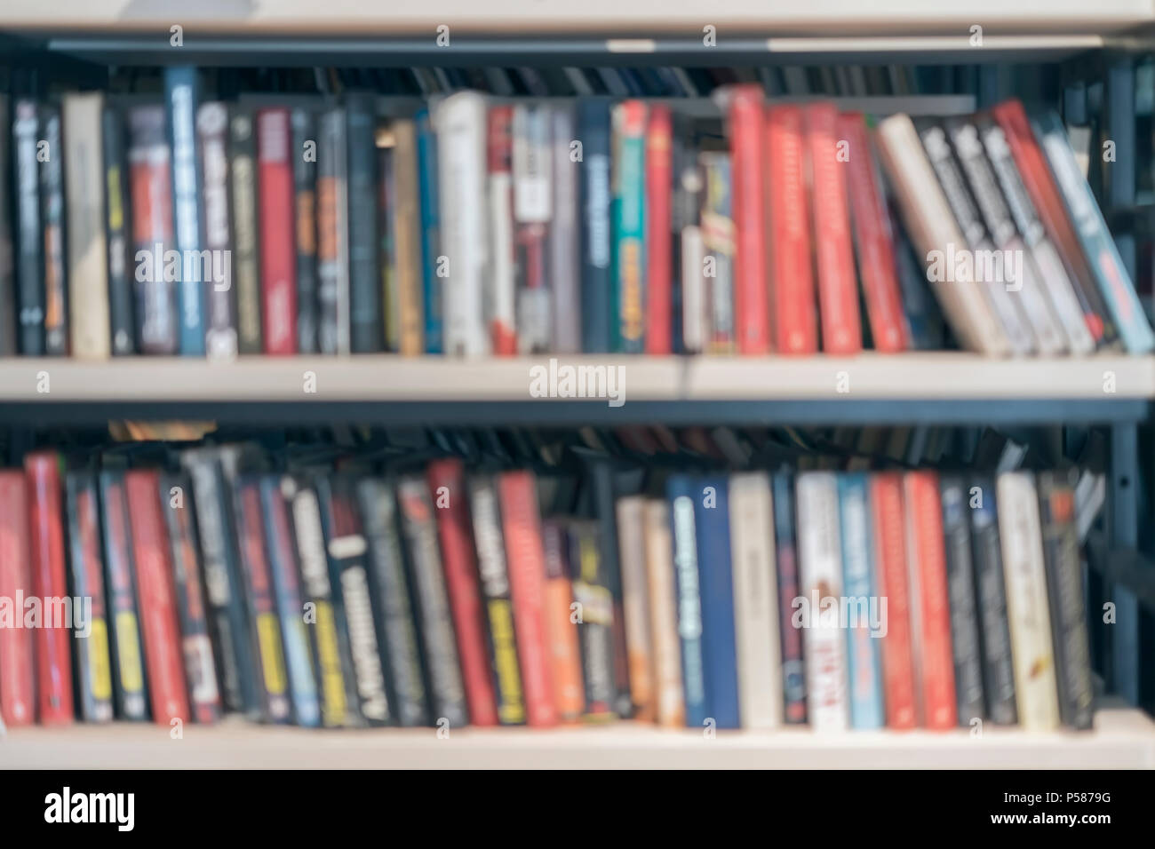Abstract blurred étagères de bibliothèque avec des livres en bibliothèque, librairie, à la maison, vintage. Concept de l'apprentissage, l'école, l'éducation Banque D'Images
