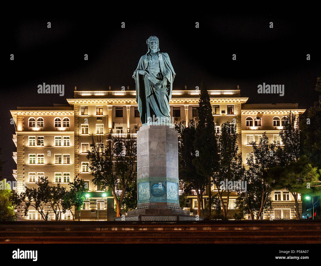 Nizami Square statue monument dans la vieille ville de Bakou, Azerbaïdjan, la nuit Banque D'Images