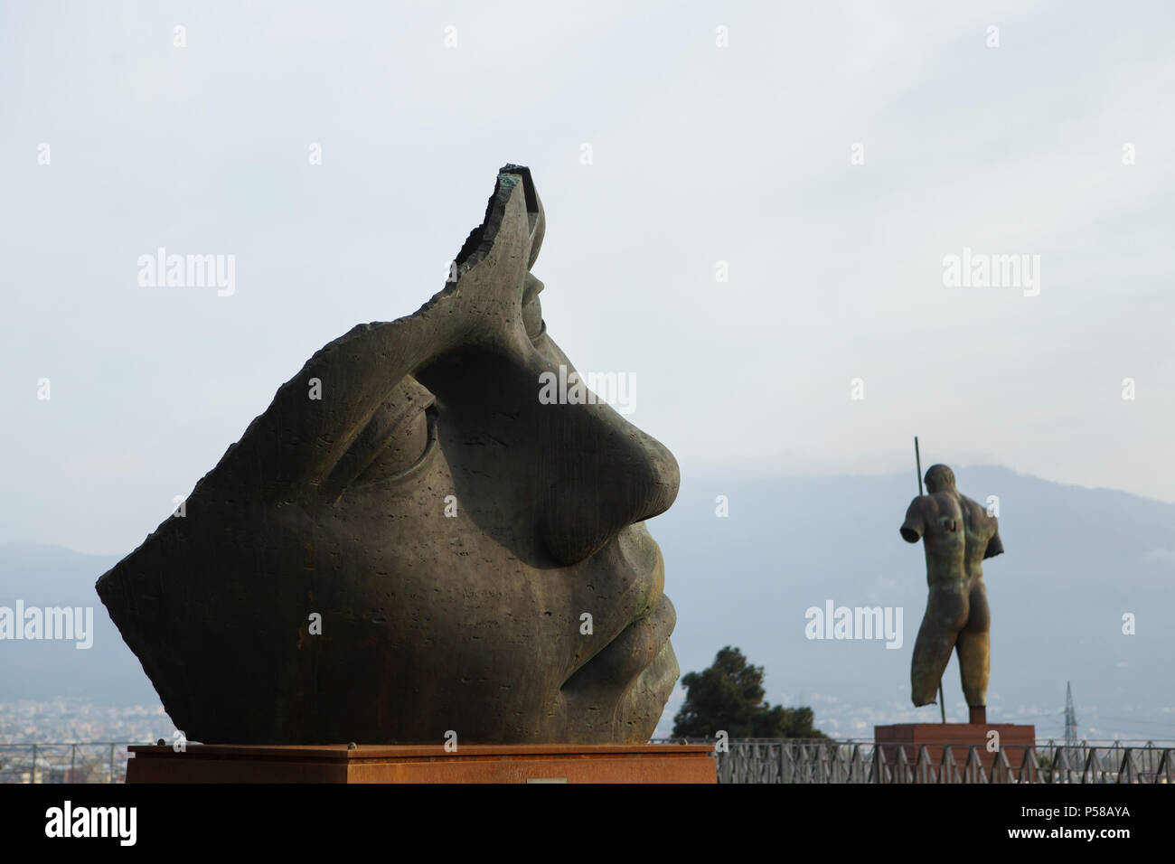 Statue en bronze intitulé Luci di Nara (2014) par le sculpteur polonais Igor Mitoraj exposées dans les temporaires site archéologique de Pompéi (Pompei) près de Naples, Campanie, Italie. Statue intitulée Dedalo (2010) est vu dans l'arrière-plan. Banque D'Images