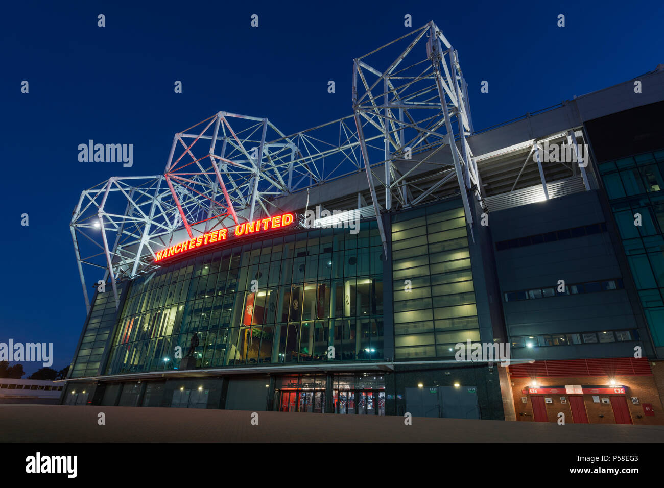 Le stade Old Trafford, domicile du Manchester United Football Club, au cours d'une soirée d'été (usage éditorial uniquement). Banque D'Images