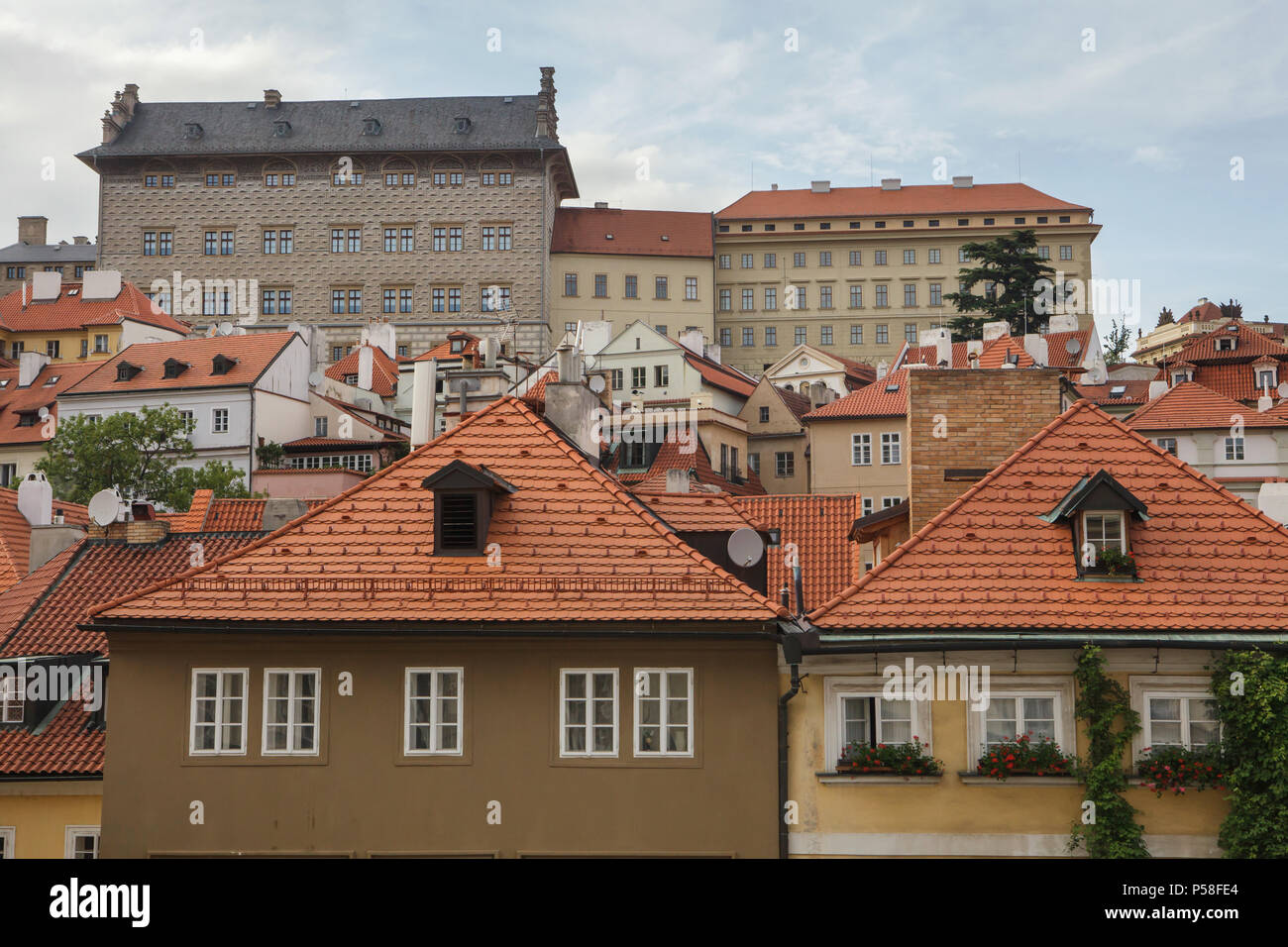 Palais Schwarzenberg (Schwarzenberský palác) et le palais de Salm (Salmovský palác) dans la place Hradčanské se lever sur les toits de Prague, en République tchèque. Expositions permanentes de la Galerie nationale (Národní galerie v Praze) se trouvent maintenant dans les palais. Banque D'Images