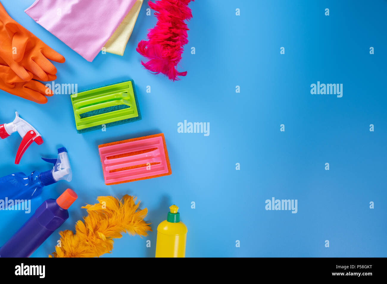 Nettoyage coloré cuisine, salle de bains et d'autres chambres propres service concept Banque D'Images