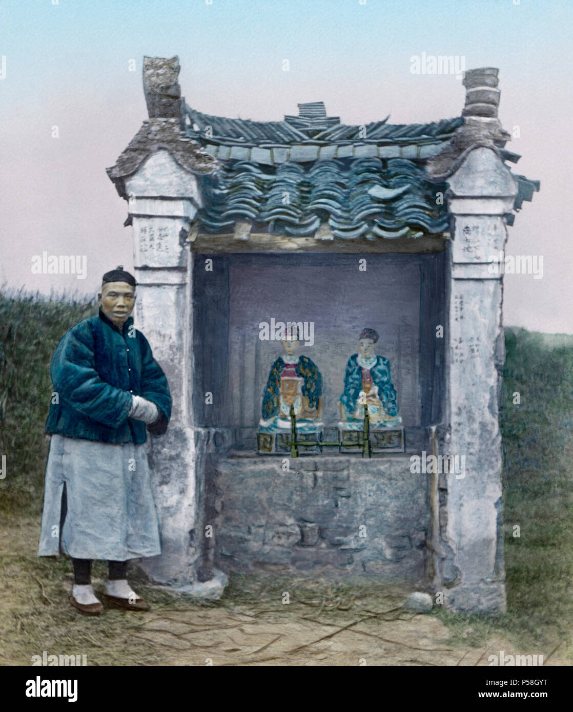 Village de culte, l'ouest de la Chine, Hand-Colored Magic Lantern slide, Newton & Company, 1920 Banque D'Images