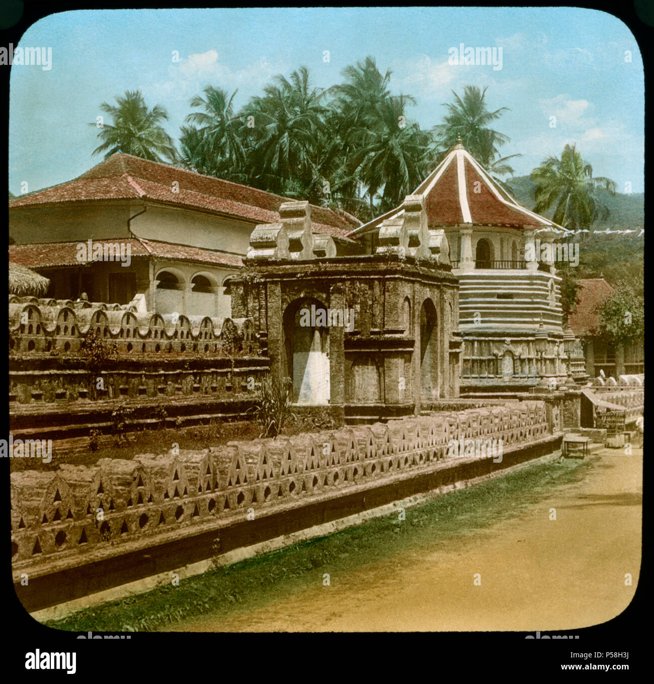Temple de la dent, Kandy, Sri Lanka, Hand-Colored Magic Lantern slide, Newton & Company, 1900 Banque D'Images
