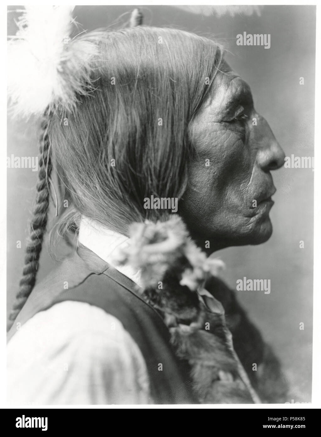 Wolf Robe, Cheyennes du sud Chef, Tête et épaules Profile Portrait, début des années 1900 Banque D'Images