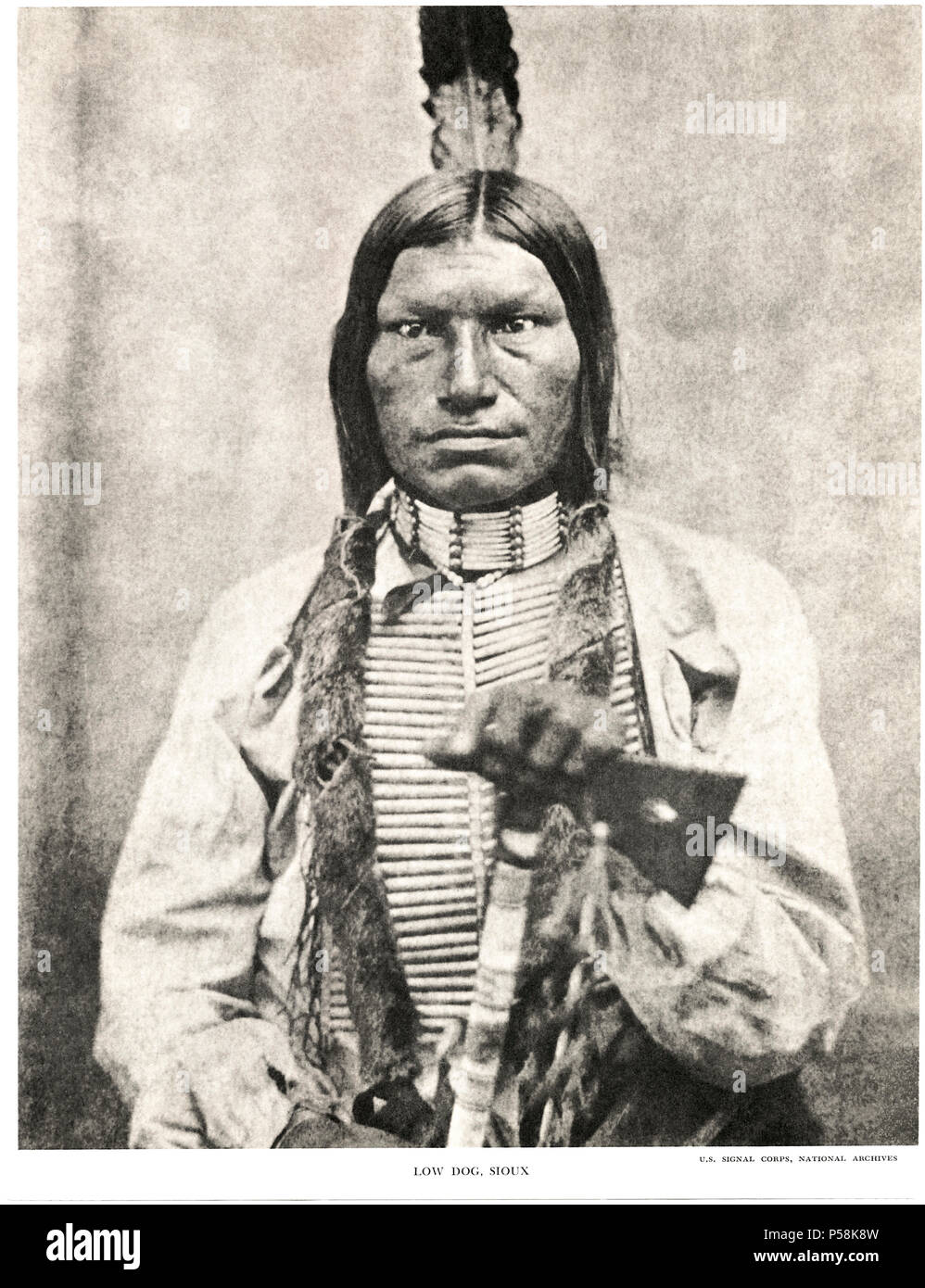 Chien faible (1846-94), Chef Sioux Oglala, demi-longueur au début des années 1880, Portrait Banque D'Images