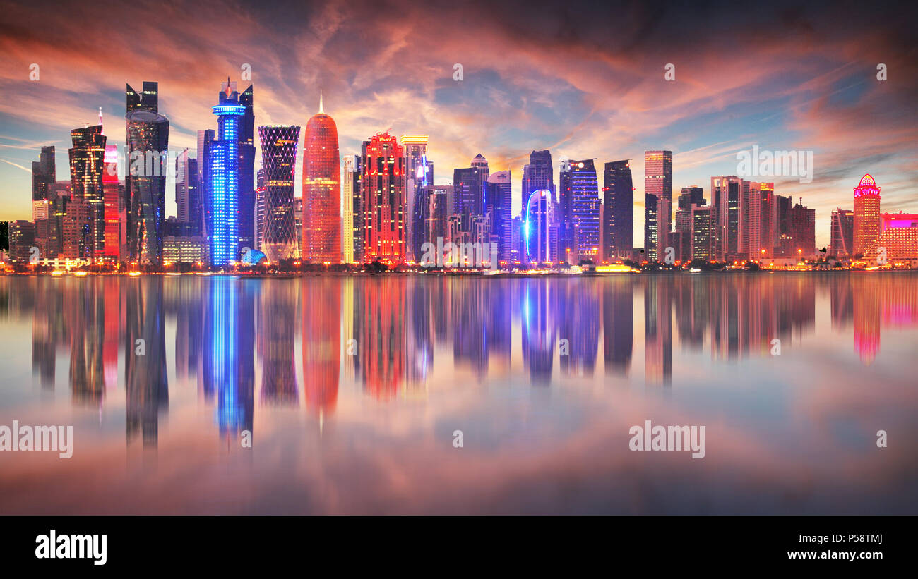 Skyline de Doha au Qatar, sunrise spectaculaire Banque D'Images