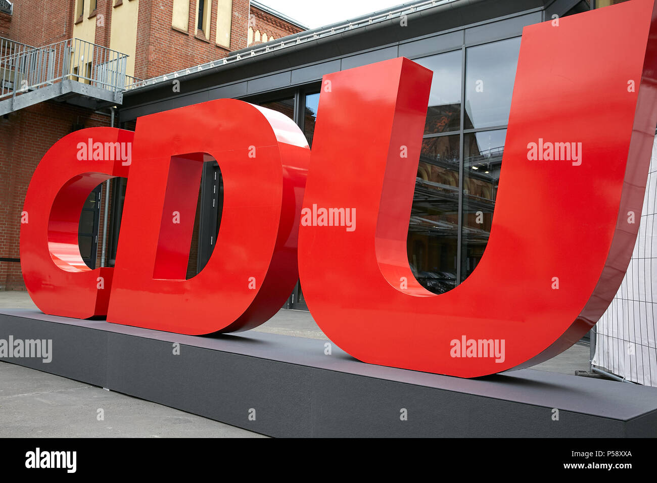 Berlin, Allemagne - grandes lettres rouges du logo du parti de la CDU en face d'un event hall. Banque D'Images