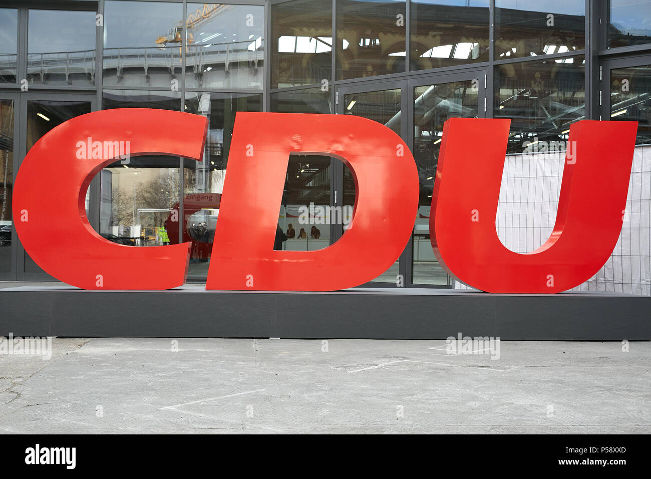 Berlin, Allemagne - grandes lettres rouges du logo du parti de la CDU en face d'un event hall. Banque D'Images Berlin, Allemagne - grandes lettres rouges du logo du parti de la CDU en face d'un event hall. Banque D'Images