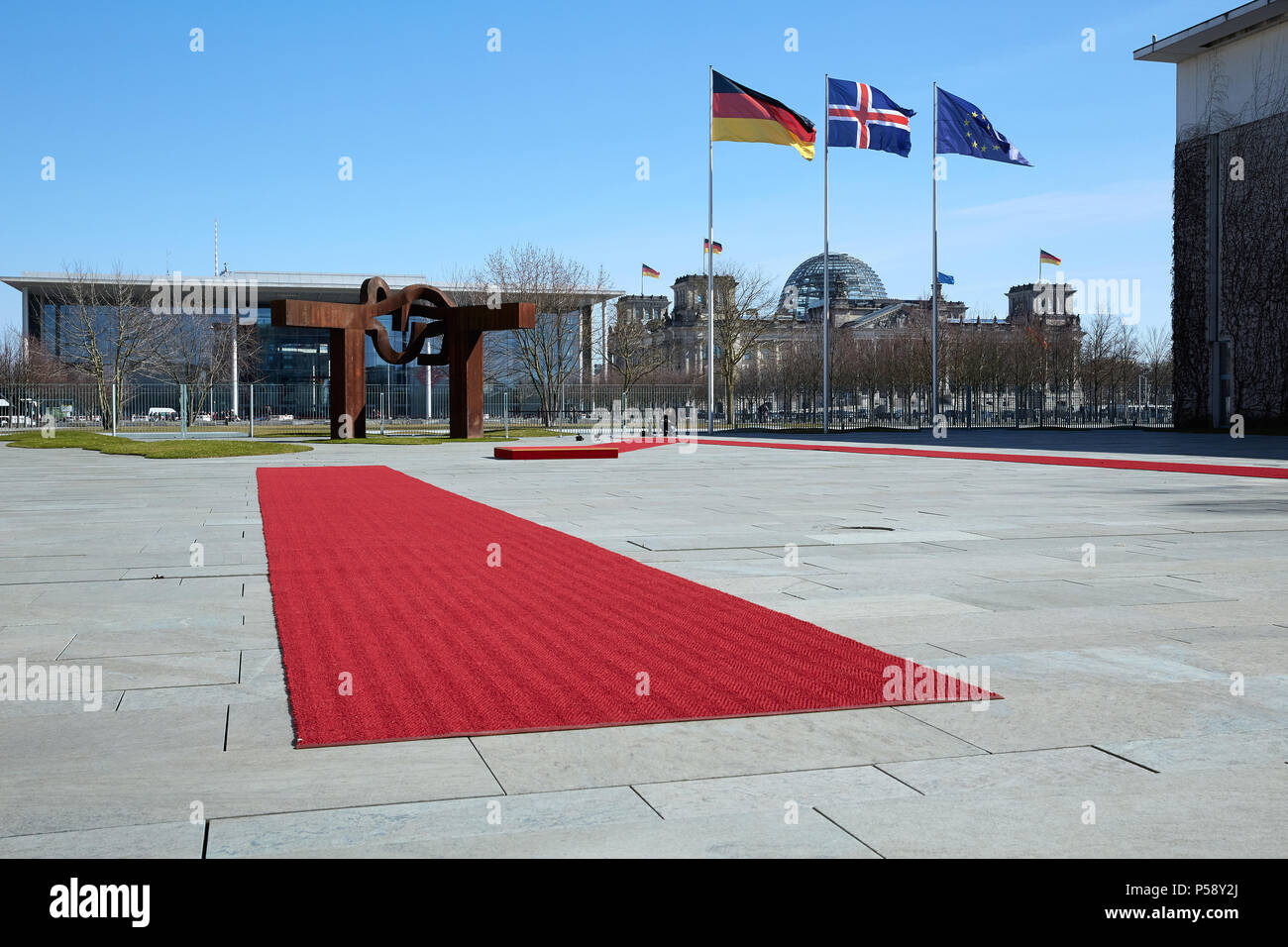 Berlin, Allemagne - Vue de l'Ehrenhof de la chancellerie fédérale avec le tapis rouge pour une visite d'état de l'Islande. Banque D'Images