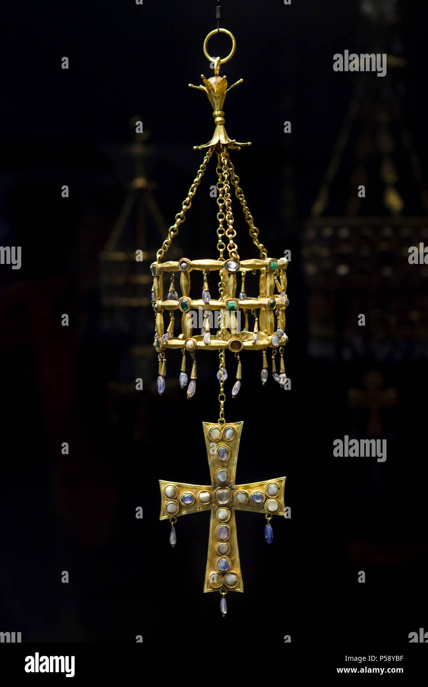 Croix votive Wisigothe du trésor de Guarrazar (Tesoro de Guarrazar) datée de 672 entre 621 et annonce sur afficher dans le Musée Archéologique National (Museo Arqueológico Nacional) à Madrid, Espagne. Banque D'Images