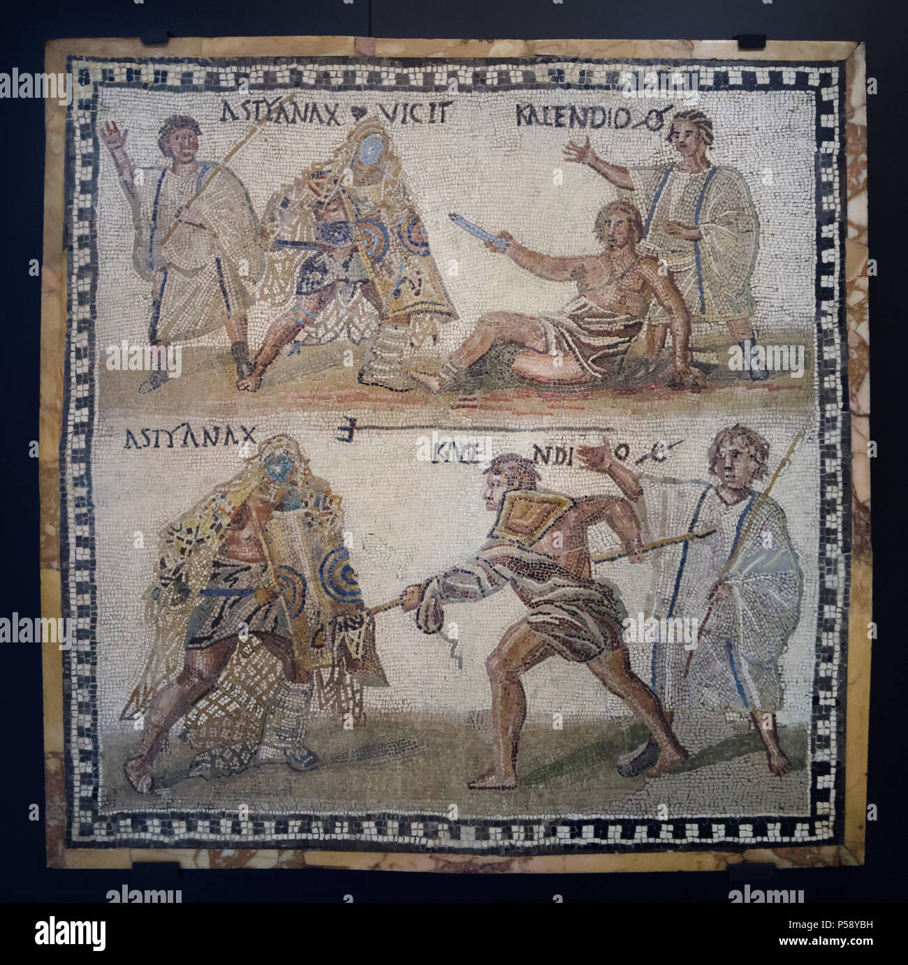 Gladiator lutte représentée dans la mosaïque romaine à partir du 3e siècle sur l'affichage dans le Musée Archéologique National (Museo Arqueológico Nacional) à Madrid, Espagne. Le secutor (lutte contre l'armée romaine gladiator) versus le retiarius (net romain chasse). Selon l'inscription latine, le secutor Astyanax et le retiarius Kalendio sont engagés dans un combat mortel. Le lanista (gladiator) formateur cheers-les. Le résultat est illustré ci-dessus et confirmée par les inscriptions : le mot VICIT apparaît à côté de astyanax, et à côté du nom Kalendio est un O par une ligne, une abréviation pour Obii Banque D'Images