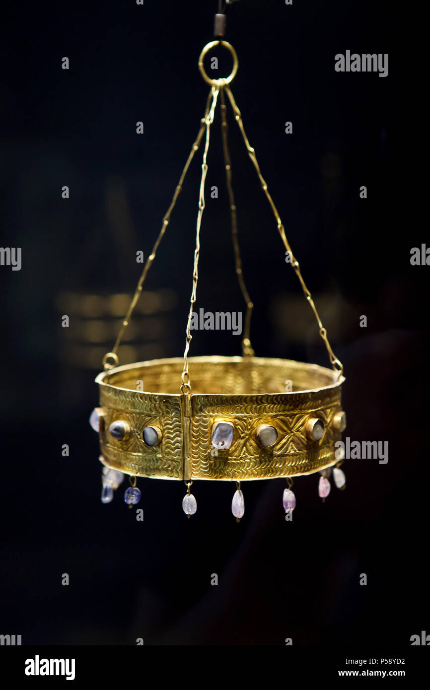 Couronne votive Wisigothe du trésor de Guarrazar (Tesoro de Guarrazar) datée de 672 entre 621 et annonce sur afficher dans le Musée Archéologique National (Museo Arqueológico Nacional) à Madrid, Espagne. Banque D'Images