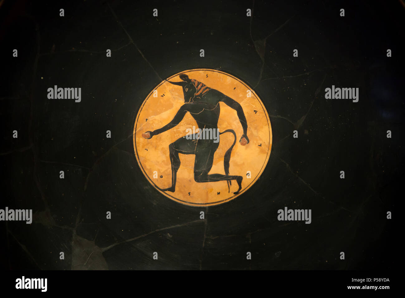 Minotaure. Grenier à figures noires kylix peint par le peintre de Londres, datée de 515 av. J.-C. sur l'affichage dans le Musée Archéologique National (Museo Arqueológico Nacional) à Madrid, Espagne. Banque D'Images