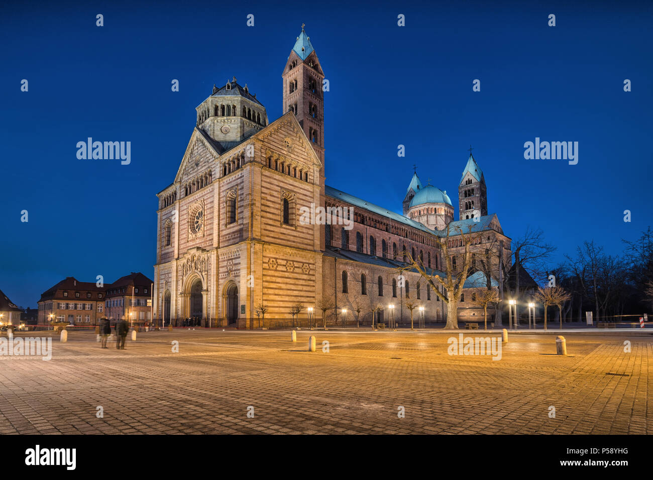 Cathédrale Speyer, Allemagne la nuit. Officiellement appelée Basilique cathédrale impériale de l'Assomption et St Stephen, court en allemand 'Dom zu Speyer' Banque D'Images