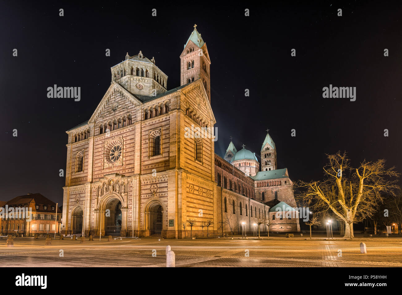 Cathédrale Speyer, Allemagne la nuit. Officiellement appelée Basilique cathédrale impériale de l'Assomption et St Stephen, court en allemand 'Dom zu Speyer' Banque D'Images
