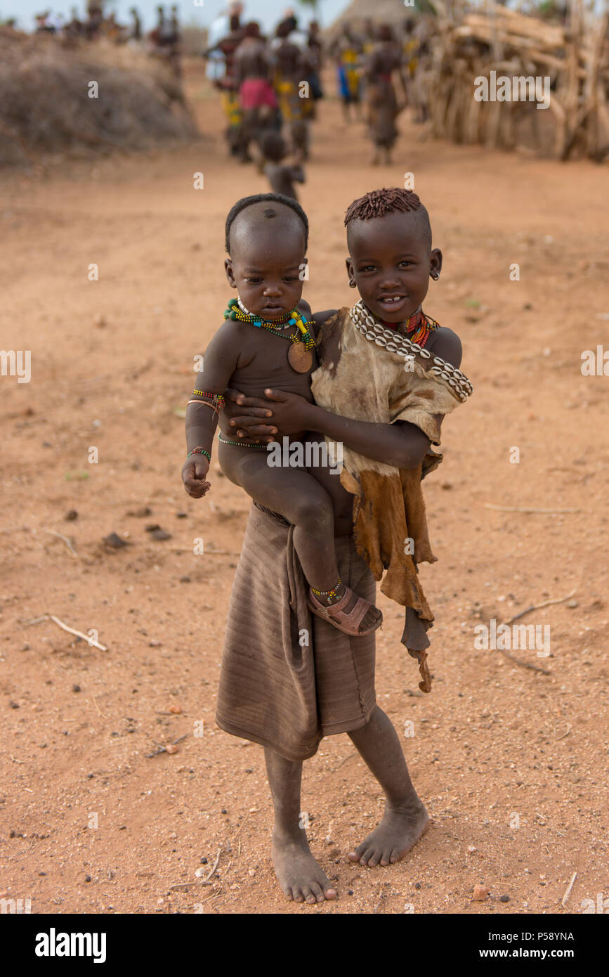 Enfants Hamar dans le sud-ouest de l'Éthiopie. Banque D'Images